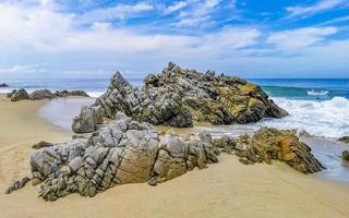 ytterst enorm stor surfare vågor på strand puerto escondido Mexiko. foto