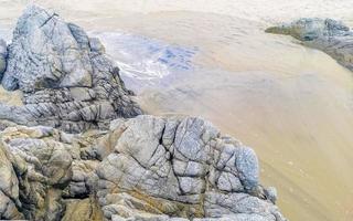 ytterst enorm stor surfare vågor på strand puerto escondido Mexiko. foto