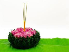 banan blad krathong med 3 rökelse pinnar och ljus dekorerar med rosa lotus blomma för thailand full måne eller loy krathong festival. foto