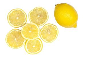 hela och skivad bitar citroner isolerat på vit bakgrund. foto
