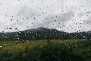 regndroppar på de glas med de suddig landskap bakgrund. foto