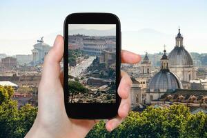 turist fotografier roman forum i rom foto