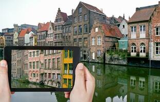 turist tar Foto av gammal hus i Gent