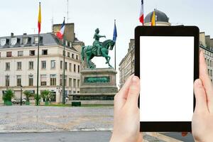 turist fotografier monument joan av båge orleans foto