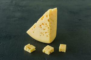 radamer ost på en tallrik eras med honung. triangel- bit av gul ko mjölk swiss ost med hål foto