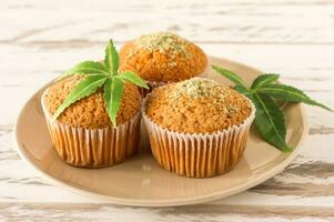 muffin med marijuana. gott muffin muffins med cannabis ogräs cbd. medicinsk marijuana läkemedel i mat efterrätt, ganja legalisering. foto