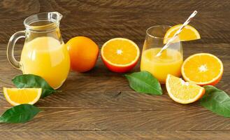 fortfarande liv burk och glas av färsk orange juice på årgång trä bakgrund med kopia Plats foto
