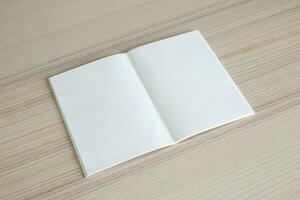 falsk upp tom öppen papper bok på trä tabell bakgrund foto