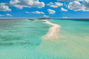 vackra maldivernas paradis. tropiskt flyglandskap, havslandskap med träbro, vattenvillor, fantastisk havssandhimmel, tropisk ö-natur. exotiska turistmål sommarsemester foto
