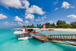 02.05.22, ari atoll, maldiverna trans maldivian luftvägarna tvilling utter sjöflygplan på manlig flygplats mle i de maldiverna. sjöflygplan parkering Nästa till flytande trä- pir, maldiverna foto