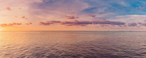 närbild havssandstrand. panorama strandlandskap. inspirera tropisk strand havsutsikt horisont. orange och gyllene solnedgång himmel lugn lugn avkopplande solljus sommar humör. semester resor semester banner foto