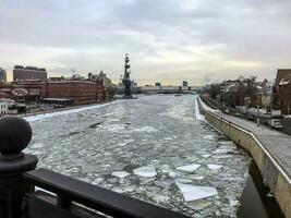 vår flod med is i Moskva. foto