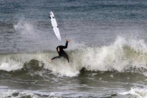 surfing på hög vågor på de medelhavs hav i nordlig israel. foto