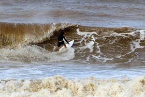 surfing på hög vågor på de medelhavs hav i nordlig israel. foto