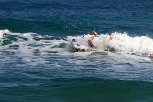 surfing på hög vågor på de medelhavs hav i nordlig israel. foto