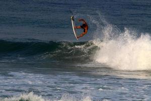 surfing på hög vågor på de medelhavs hav i nordlig israel. foto