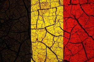 torr jord mönster på de flagga av Belgien. Land med torka begrepp. vatten problem. torr knäckt jord Land. foto