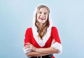 närbild av caucasian Lycklig kvinna bär santa kläder skrattande foto
