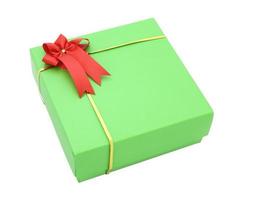 grön gåva låda med röd band rosett isolerat på vit med klippning väg
