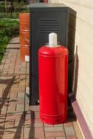 komprimerad gas, argon eller kol dioxid eller syre, a stål cylinder utomhus. foto
