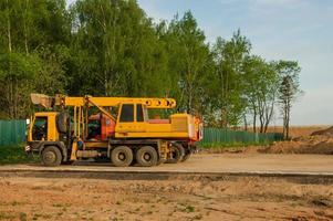 tung Utrustning parkerad nära konkurs webbplats. industriell sand stenbrott. foto