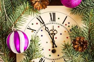 nedräkning till midnatt. retro klockor med gran grenar, koner och jul bollar. Lycklig ny begrepp av de år. foto