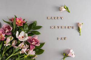 skön bukett alstroemerieae och blomma knoppar på en pastell bakgrund för mors dag. affisch, vykort.koncept av grattis. foto