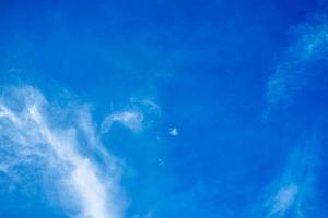 abstrakt av vit moln på blå himmel textur bakgrund med kopia Plats för baner foto