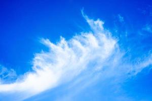 skön vit moln på blå himmel med kopia Plats för baner eller tapet bakgrund. frihet begrepp foto