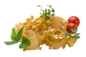 beshbarmak pasta på vit bakgrund foto