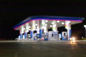 bensin gas station på natt tid suddig bakgrund med bokeh ljus foto