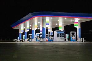 bensin gas station på natt foto