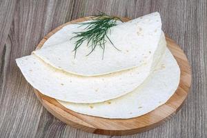 tortillas på trä- styrelse och trä- bakgrund foto