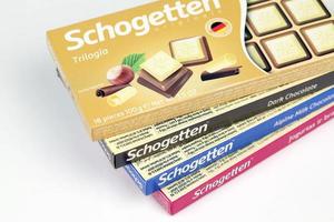 kharkiv, ukraina - december 18, 2020 schogetten choklad förpackningar. choklad produceras förbi ludwig schokolade gmbh och co. kg, ett av europas mest framgångsrik konfektyr leverantörer foto