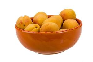 aprikoser högen på vit foto