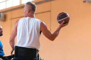 stänga upp Foto av rullstolar och människor med handikapp spelar basketboll på de domstol. selektiv fokus