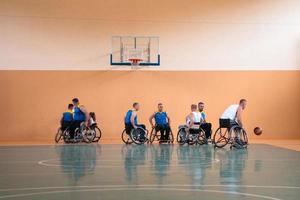 en Foto av basketboll lag med funktionshinder med de väljare i de stor hall innan de Start av de basketboll spel