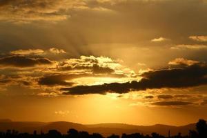 stor regn moln i de himmel över de hav. foto