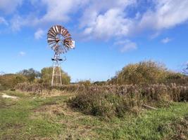 gammal vind pump på wheldrake ingar, norr yorkshire, England foto