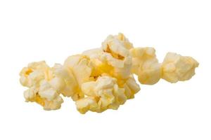 popcorn på vit bakgrund foto
