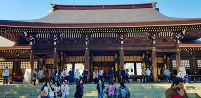 japan på april 2019. turister från Asien, Indien, Amerika och Europa är besöker meiji tempel. foto