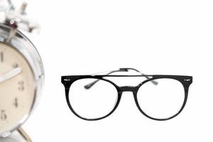 öga glasögon med larm klocka på vit foto