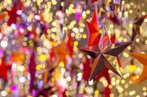 färgrik stjärna ornament hängande till dekorera för jul Semester. foto