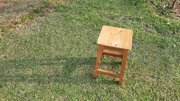 en trä- stol på de grön gräs foto