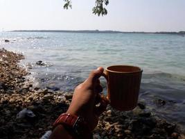 randig choklad kopp på havet bakgrund foto