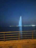 en skön och färgrik solnedgång på de jeddah corniche. foto