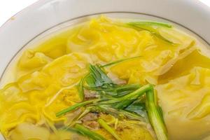 kinesisk soppa på vitt foto