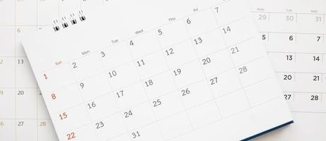 kalender sida stänga upp på blå bakgrund företag planera utnämning möte begrepp foto