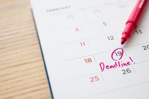 deadline skriva på vit kalender sida datum stänga upp foto