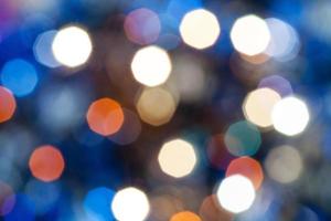 blå suddig skimrande jul lampor foto